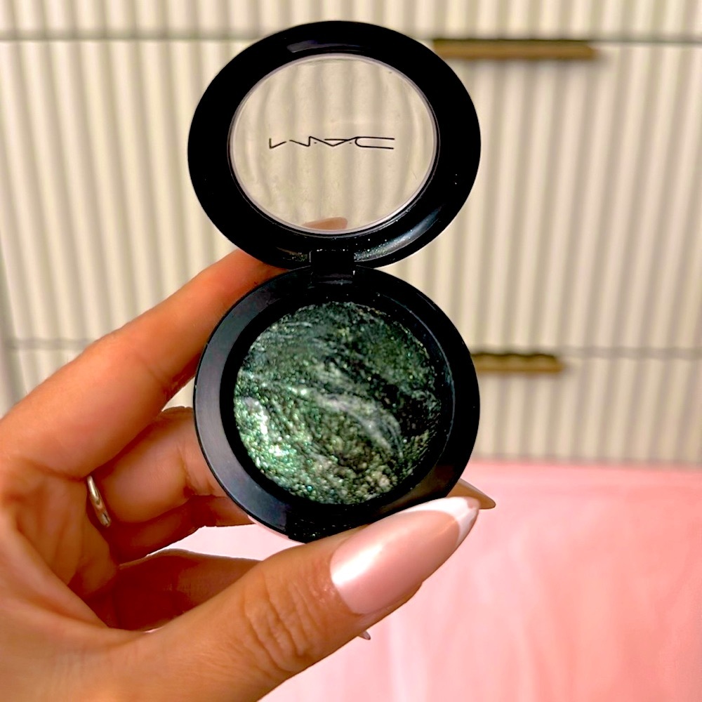 ⚡️M•A•C Mineralize Eyeshadow in “Smutty Green”⚡️